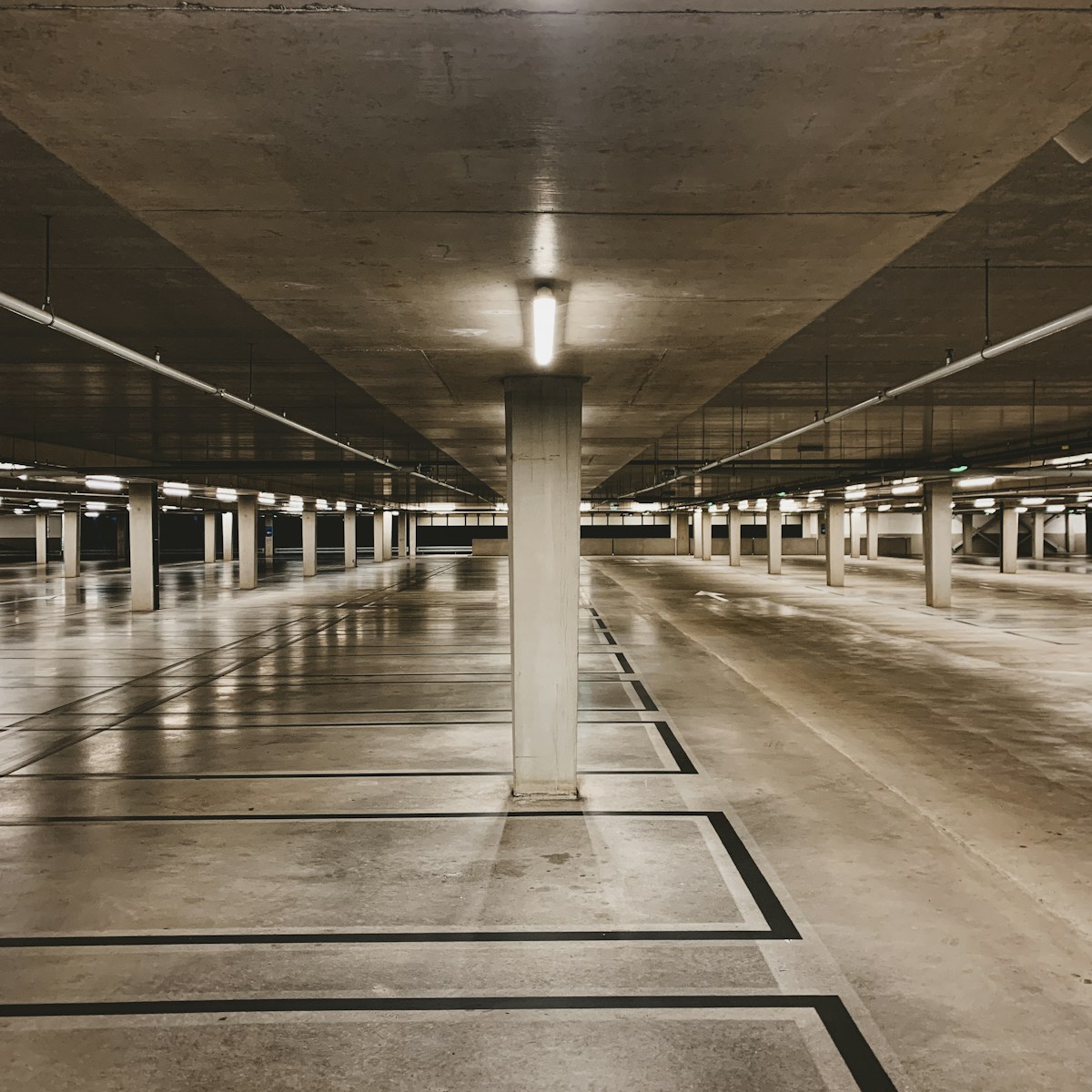 Stellplätze und Fahrgassen unter der Decke eines Parkhauses