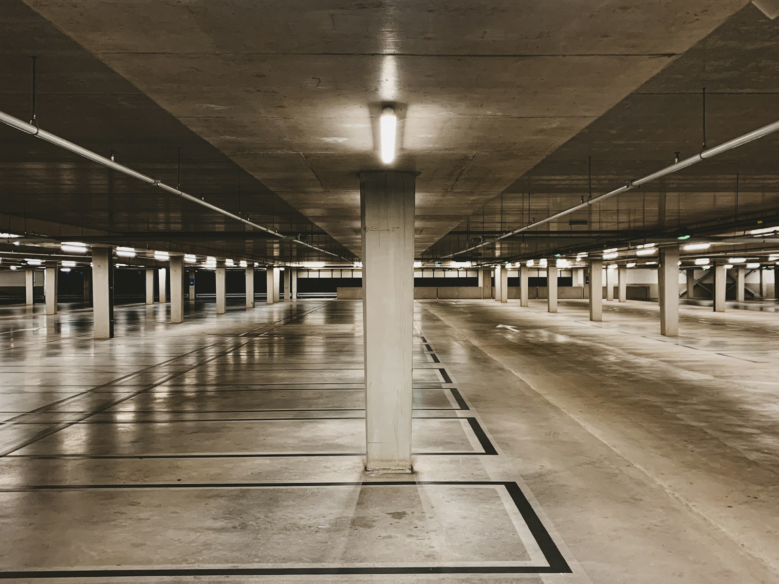 Klare Fahrgassen und markierte Stellplätze in einem Parkhaus